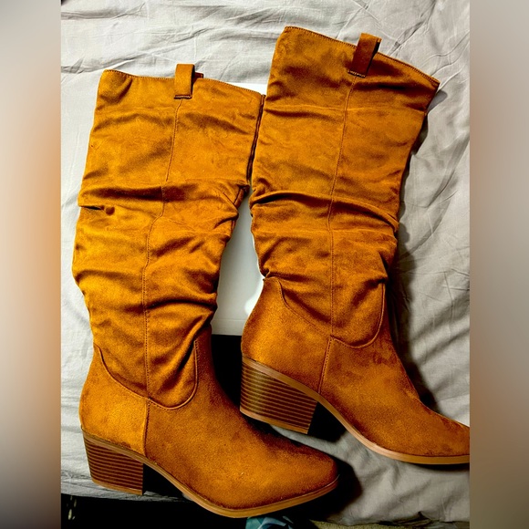 NWOT December Suede Tall Boot - Size 10 - Picture 3 of 3